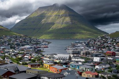 Faroe Adaları, Danimarka, Kuzey Atlantik 'teki fiyort ve dağların arasına yerleşmiş Klaksvik şehrinin nefes kesici panoramik manzarası..