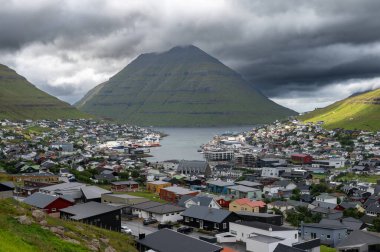 Faroe Adaları, Danimarka, Kuzey Atlantik 'teki fiyort ve dağların arasına yerleşmiş Klaksvik şehrinin nefes kesici panoramik manzarası..