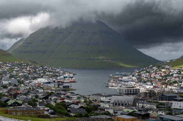 Faroe Adaları, Danimarka, Kuzey Atlantik 'teki fiyort ve dağların arasına yerleşmiş Klaksvik şehrinin nefes kesici panoramik manzarası..