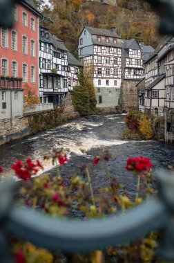 Tarihi Cazibesi ve Tranquil Rur Nehri ile Picturesque Town Monschau. Yüksek kalite fotoğraf