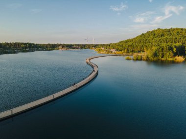 Terhill 'in mavi lagünü, yeşil tepeler ve Belçika' daki eski Eisden kömür madeninin izini süren bisiklet yolu..