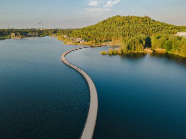 Terhill 'in mavi lagünü, yeşil tepeler ve Belçika' daki eski Eisden kömür madeninin izini süren bisiklet yolu..