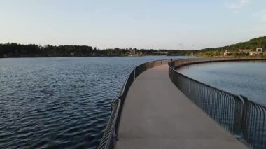 Terhill 'in mavi lagünü, yeşil tepeler ve Belçika' daki eski Eisden kömür madeninin izini süren bisiklet yolu..