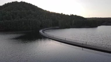Terhill 'in mavi lagünü, yeşil tepeler ve Belçika' daki eski Eisden kömür madeninin izini süren bisiklet yolu..