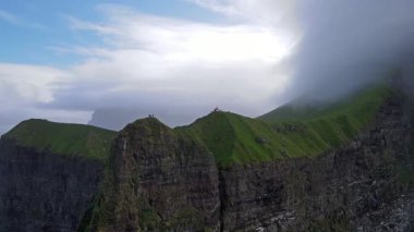 Danimarka 'nın Faroe Adaları, Kalsoy adasının yeşil tepelerindeki Kallur deniz fenerinin hava manzarası. Manzara fotoğrafçılığı. Yüksek kalite fotoğraf