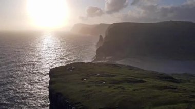 Traelanipa patikasındaki manzara bazalt kayalıklara ve okyanus üzerindeki geniş volkanik kaya oluşumlarına bakıyor..