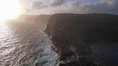 Traelanipa patikasındaki manzara bazalt kayalıklara ve okyanus üzerindeki geniş volkanik kaya oluşumlarına bakıyor..