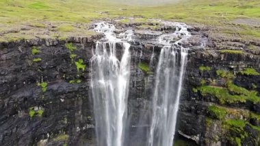 Muhteşem Fossa şelalesi, Faroe Adaları 'nın en yüksek şelalesi, Kuzey Atlantik' in engebeli kayalıklarından aşağı dökülüyor..