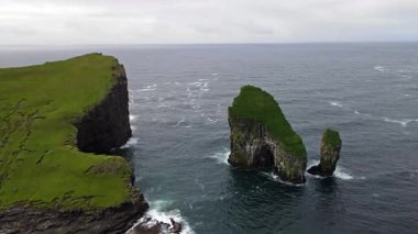 Danimarka 'nın Faroe Adası kıyı şeridi Faroe Adası, Avrupa' da sabahın erken saatlerinde yapılan yürüyüş sırasında Tindholmur adaları ile ünlü Drangarnir uçurumunun yakın plan çekimi. Yüksek kalite fotoğraf