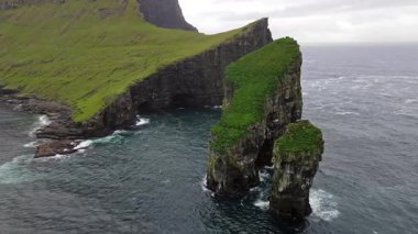 Danimarka 'nın Faroe Adası kıyı şeridi Faroe Adası, Avrupa' da sabahın erken saatlerinde yapılan yürüyüş sırasında Tindholmur adaları ile ünlü Drangarnir uçurumunun yakın plan çekimi. Yüksek kalite fotoğraf