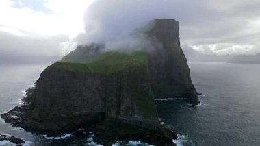 Danimarka 'nın Faroe Adaları, Kalsoy adasının yeşil tepelerindeki Kallur deniz fenerinin hava manzarası. Manzara fotoğrafçılığı. Yüksek kalite fotoğraf