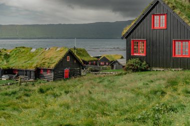 Faroe Adaları Kirkjubour 'daki Çimen-Çatı Kır Kır Evleri ile Büyüleyici Faroe Köyü Sahnesi. Yüksek kalite fotoğraf