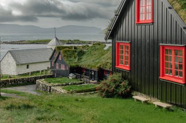 Faroe Adaları Kirkjubour 'daki Çimen-Çatı Kır Kır Evleri ile Büyüleyici Faroe Köyü Sahnesi. Yüksek kalite fotoğraf
