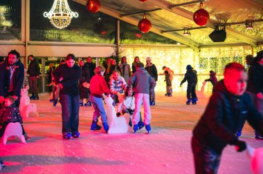 Bruges, Belçika - 29 Kasım 2025: Brüksel 'de Noel fuarı sırasında sihirli bir açık hava pateni deneyimi
