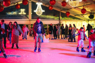 Bruges, Belçika - 29 Kasım 2025: Brüksel 'de Noel fuarı sırasında sihirli bir açık hava pateni deneyimi