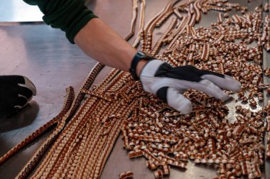 Bir fabrikada karamelli şekerin yakın plan görüntüsü, erimiş şekerin şekere dönüştürüldüğünü ve tatlı olarak hazırlandığını gösteriyor..