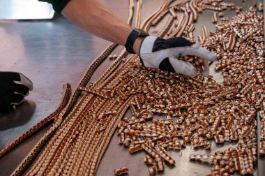 Bir fabrikada karamelli şekerin yakın plan görüntüsü, erimiş şekerin şekere dönüştürüldüğünü ve tatlı olarak hazırlandığını gösteriyor..