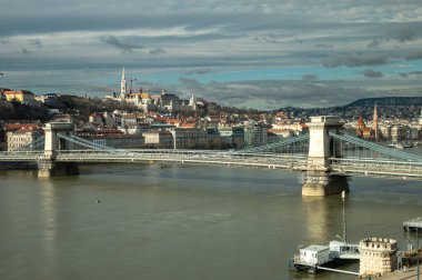 Budapeşte 'nin huzurlu şafak şehri Tuna Nehri' ni aydınlatan yumuşak sabah ışığı ve ikonik Balıkçı Kalesi 'ni net bir şekilde gören.