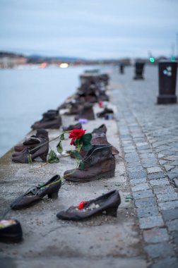 Macaristan parlamentosu önündeki Tuna Bankası Anıtı 'ndaki Ayakkabılar' a çiçek konmuştu. Yüksek kalite fotoğraf