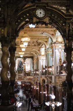 Budapeşte, Macaristan - 5 Ocak 2022: Budapeşte şehir merkezindeki Boscolo Hotel 'deki New York Cafe' nin içi. Yüksek kalite fotoğraf