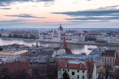 Macaristan 'ın Budapeşte kentindeki Tuna Nehri' nde Macar parlamentosu inşa edilen Panorama. Mavi gökyüzü bulutları. Yüksek kalite fotoğraf