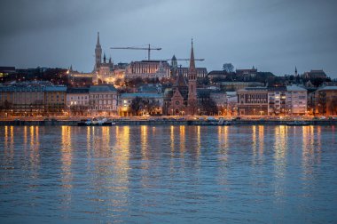 Budapeşte 'nin huzurlu şafak şehri Tuna Nehri' ni aydınlatan yumuşak sabah ışığı ve ikonik Balıkçı Kalesi 'ni net bir şekilde gören.