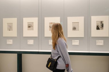 Antwerp, Belçika - 16 Kasım 2025: Antwerp Kraliyet Güzel Sanatlar Müzesi içindeki ziyaretçiler Belçika 'nın Antwerp kentinde bir müzedir..