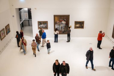 Antwerp, Belçika - 16 Kasım 2025: Antwerp Kraliyet Güzel Sanatlar Müzesi içindeki ziyaretçiler Belçika 'nın Antwerp kentinde bir müzedir..