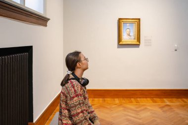 Antwerp, Belçika - 16 Kasım 2025: Antwerp Kraliyet Güzel Sanatlar Müzesi içindeki ziyaretçiler Belçika 'nın Antwerp kentinde bir müzedir..