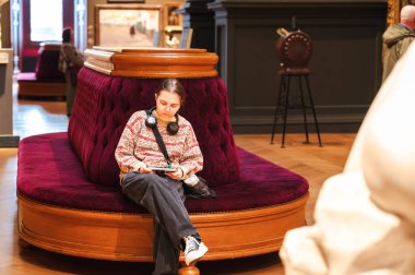 Antwerp, Belçika - 16 Kasım 2025: Antwerp Kraliyet Güzel Sanatlar Müzesi içindeki ziyaretçiler Belçika 'nın Antwerp kentinde bir müzedir..