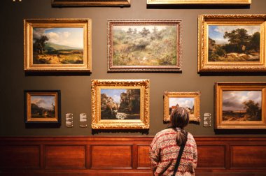 Antwerp, Belçika - 16 Kasım 2025: Antwerp Kraliyet Güzel Sanatlar Müzesi içindeki ziyaretçiler Belçika 'nın Antwerp kentinde bir müzedir..