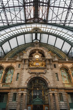 Antwerp, Belçika - 16 Kasım 2025 Antwerpen-Centraal tren istasyonunun giriş salonu