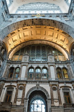 Antwerp, Belçika - 16 Kasım 2025 Antwerpen-Centraal tren istasyonunun giriş salonu