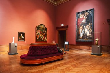 Antwerp, Belçika - 16 Kasım 2025: Antwerp Kraliyet Güzel Sanatlar Müzesi içindeki ziyaretçiler Belçika 'nın Antwerp kentinde bir müzedir..