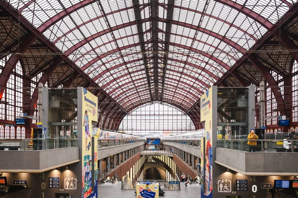 Antwerp, Belçika - 16 Kasım 2025 Antwerpen-Centraal tren istasyonunun giriş salonu