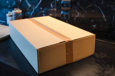 Mutfak tezgahına taze sebze ve meyve dolu yeniden kullanılabilir eko çanta. Sağlıklı, sürdürülebilir alışveriş kavramı.