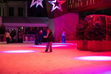 Gent, Belçika - 5 Aralık 2025 Yılbaşı Fuarı sırasında Gent 'te sihirli bir açık hava pateni deneyimi