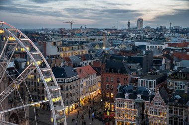 Gent, Belçika - 5 Aralık 2025: Gent Noel Pazarı 'nın bayram ışıkları, samimi tezgahlar ve tarihi şehir merkezinde canlı kalabalıklarla parıldayan hava manzarası.