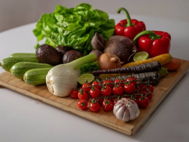 Çiftçi marketinde ya da süpermarkette sepetlerde taze organik sebzeler. Diyet, temiz yemek ve sürdürülebilir yaşam tarzı için sağlıklı doğal ürünler.