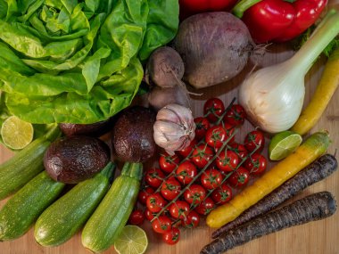 Çiftçi marketinde ya da süpermarkette sepetlerde taze organik sebzeler. Diyet, temiz yemek ve sürdürülebilir yaşam tarzı için sağlıklı doğal ürünler.