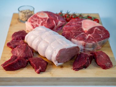 Yüksek kaliteli çiğ et, gurme tarifleri ve profesyonel yemek fotoğrafçılığı için mükemmel. Taze doku, zengin renk ve aşçılık mükemmelliği..