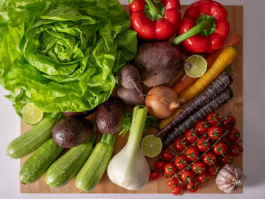 Çiftçi marketinde ya da süpermarkette sepetlerde taze organik sebzeler. Diyet, temiz yemek ve sürdürülebilir yaşam tarzı için sağlıklı doğal ürünler.