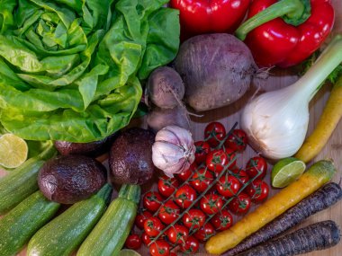 Çiftçi marketinde ya da süpermarkette sepetlerde taze organik sebzeler. Diyet, temiz yemek ve sürdürülebilir yaşam tarzı için sağlıklı doğal ürünler.