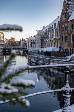 Gent, Belçika - 6 Ocak 2026: Ghents Eski Kasabası kış tatillerinde karla kaplandı.