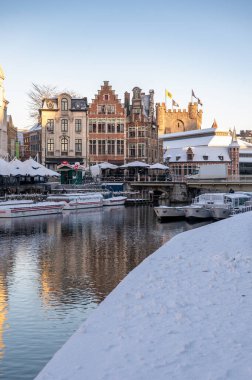 Gent, Belçika - 6 Ocak 2026: Ghents Eski Kasabası kış tatillerinde karla kaplandı.
