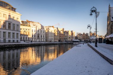 Gent, Belçika - 6 Ocak 2026: Ghents Eski Kasabası kış tatillerinde karla kaplandı.