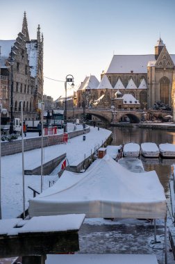 Gent, Belçika - 6 Ocak 2026: Ghents Eski Kasabası kış tatillerinde karla kaplandı.