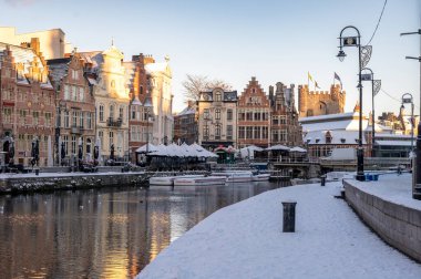 Gent, Belçika - 6 Ocak 2026: Ghents Eski Kasabası kış tatillerinde karla kaplandı.