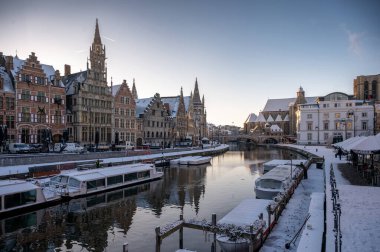 Gent, Belçika - 6 Ocak 2026: Ghents Eski Kasabası kış tatillerinde karla kaplandı.