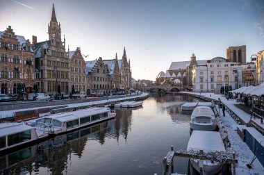 Gent, Belçika - 6 Ocak 2026: Ghents Eski Kasabası kış tatillerinde karla kaplandı.